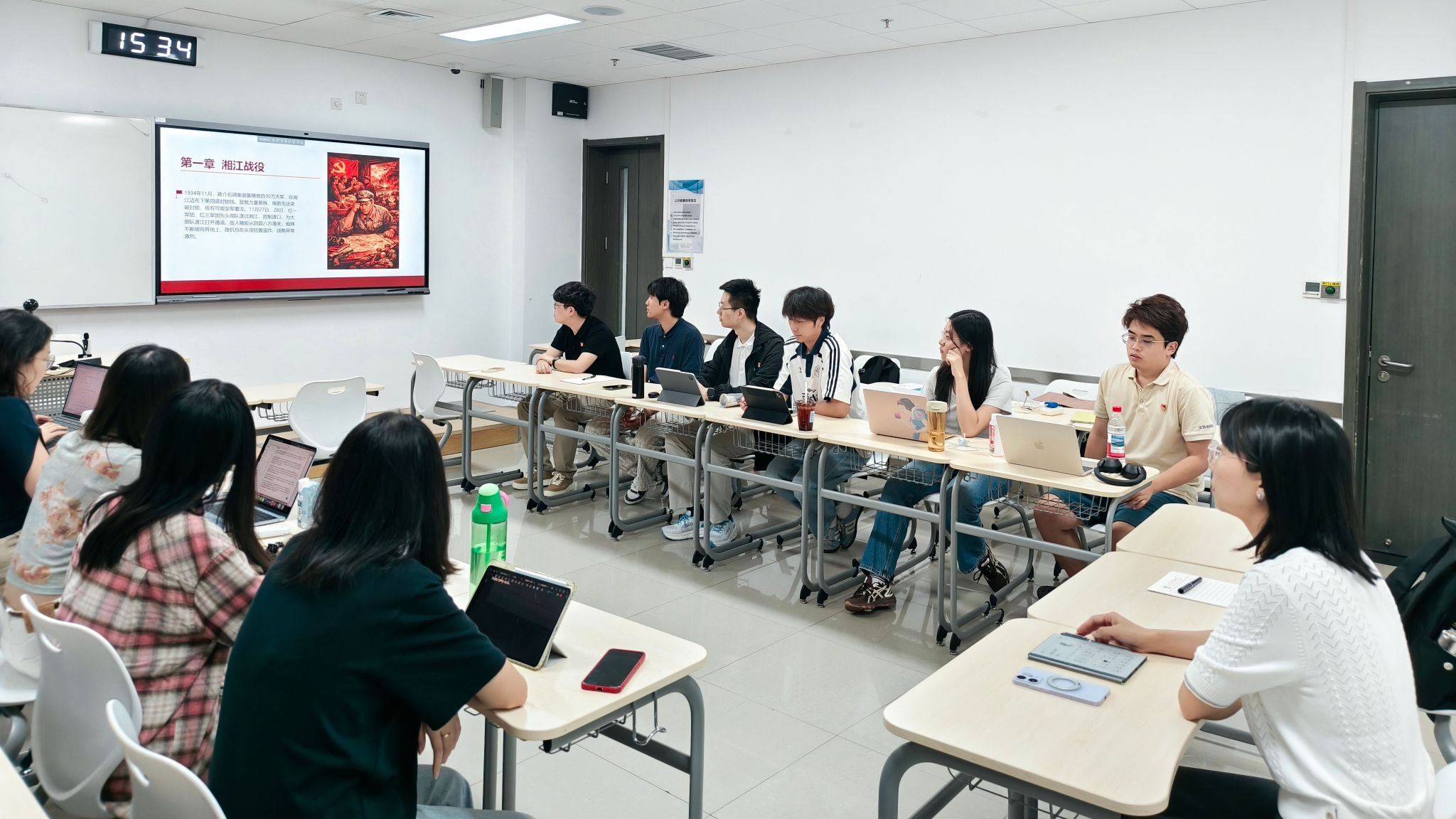 亚洲学院本科生党支部开展理论学习活动