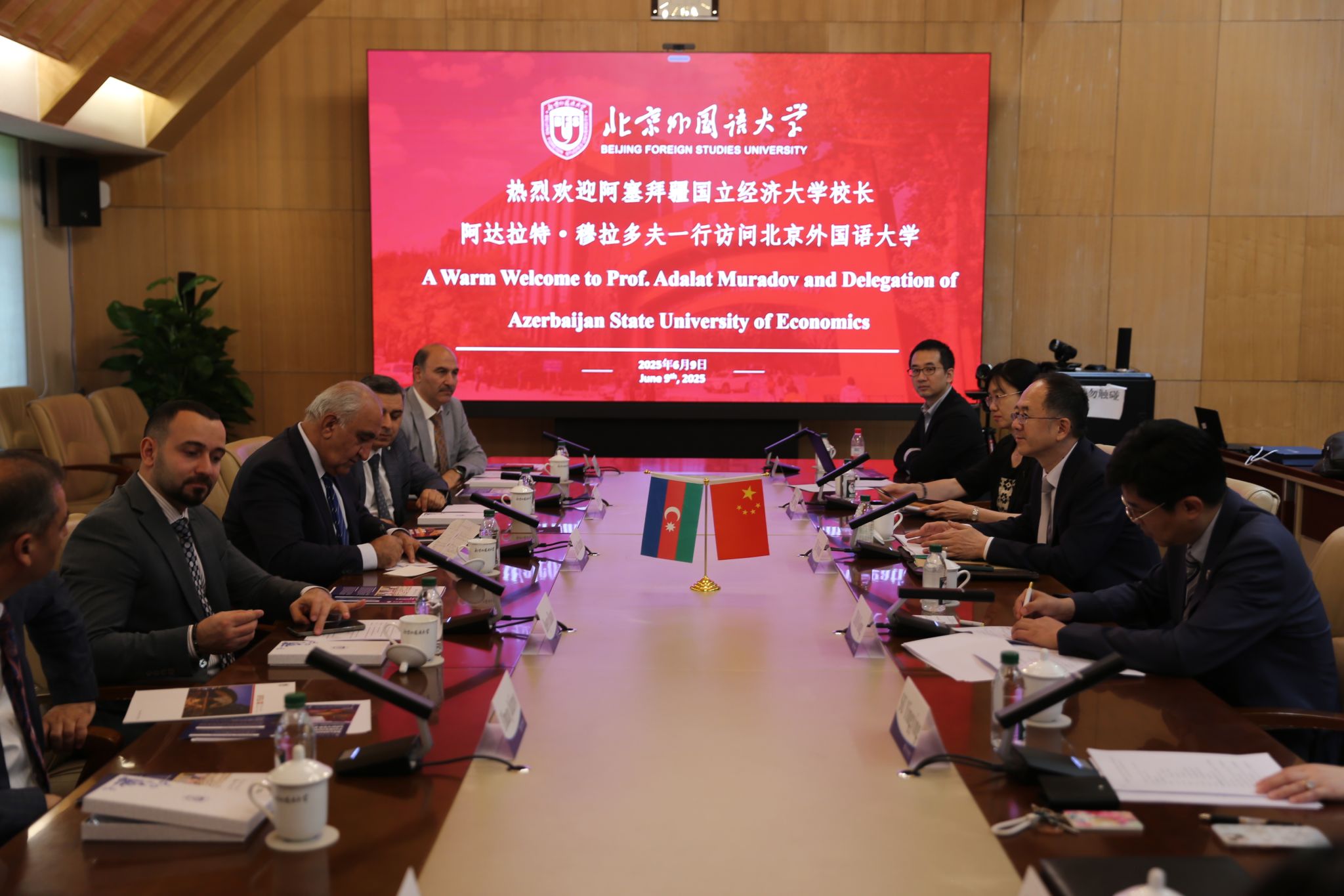 阿塞拜疆国立经济大学校长阿达拉特·穆拉多夫来访北外
